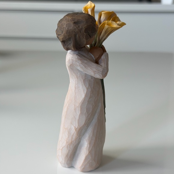 Willow Tree Gratitude Girl With Yellow Calla Lilies Figurine 2022 - Home Decor - Picture 7 of 11